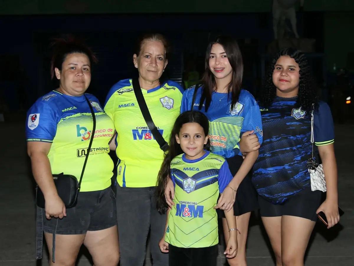 Michaell Chirinos se lleva tremendo beso de otro jugador, el inesperado salvador y homenaje a Orinson Amaya