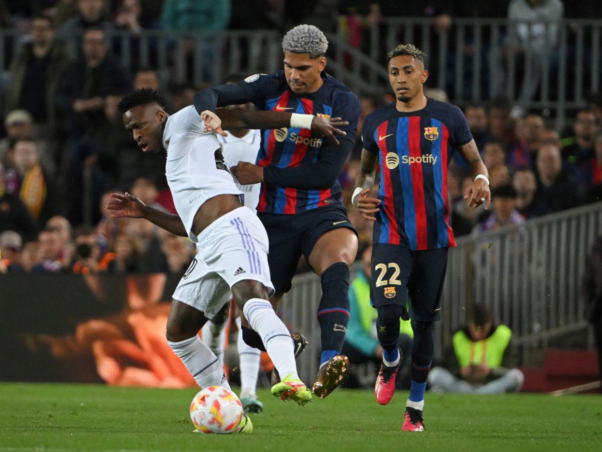 Ronald Araujo habló sobre haberse palabreado con Vinicius: “Es un gran jugador, pero tiene que centrarse en jugar”