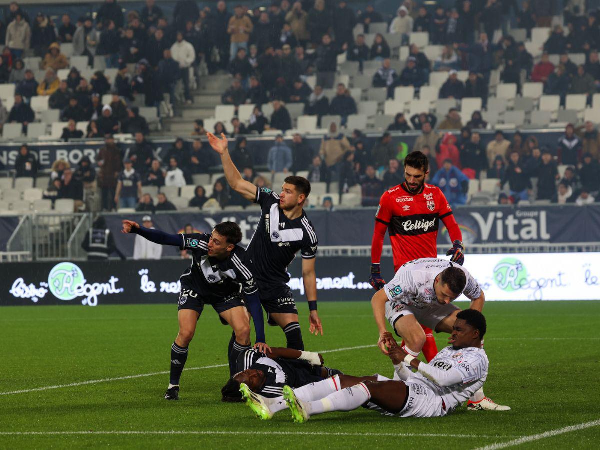 Los escalofriantes momentos que vivió Alberth Elis tras recibir fuerte golpe en su cabeza en la Ligue 2 de Francia