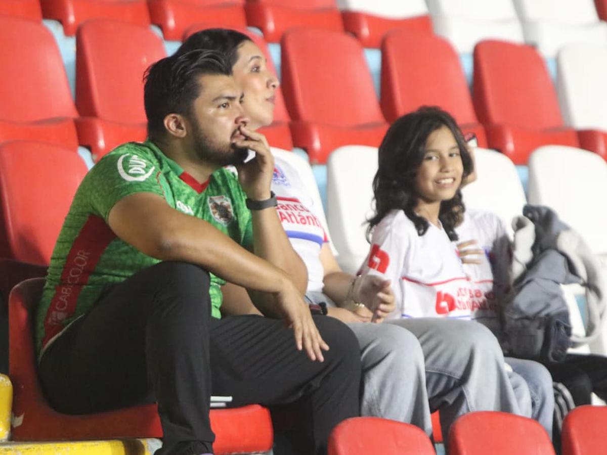 Pocos aficionados del Marathón en el estadio Nacional.