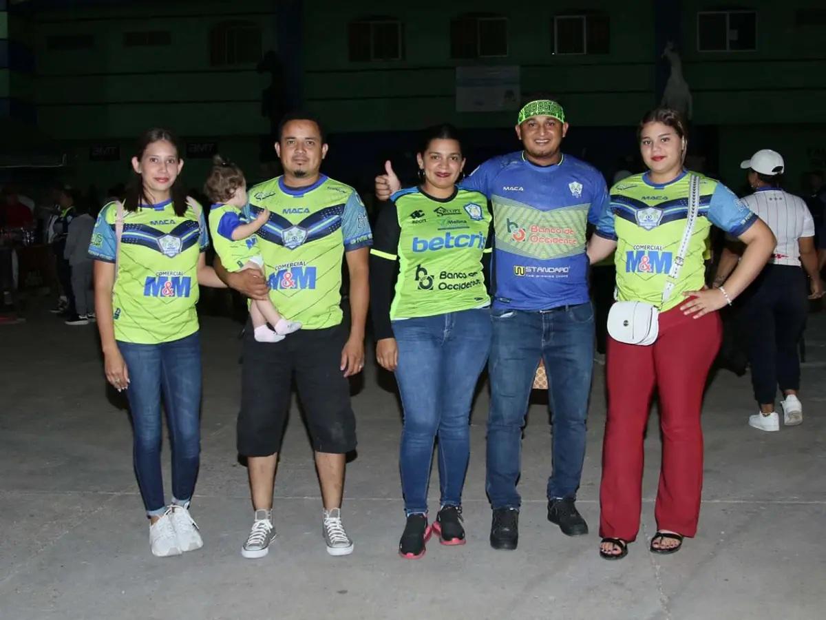 Michaell Chirinos se lleva tremendo beso de otro jugador, el inesperado salvador y homenaje a Orinson Amaya