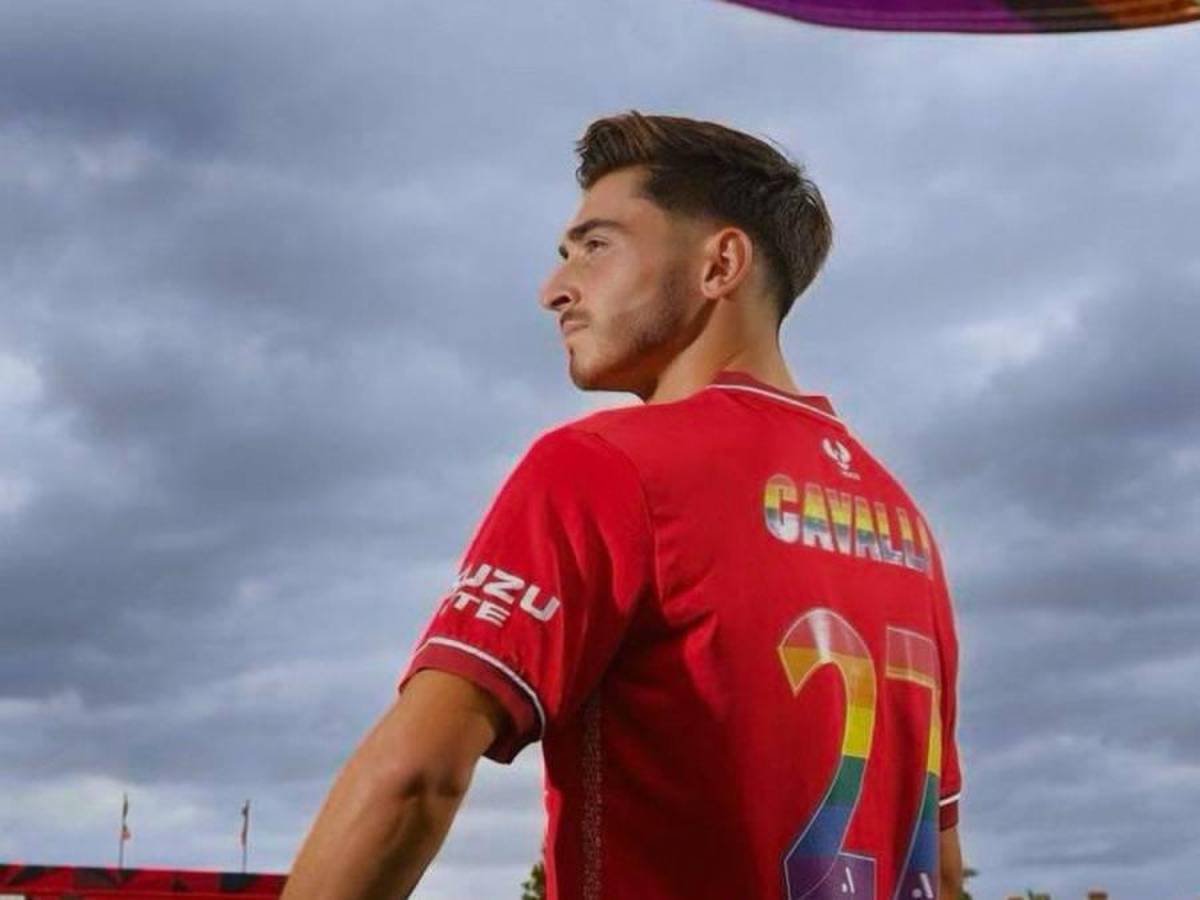 ¿Quién es? Futbolista le pide matrimonio a su novio en una cancha de fútbol; la postura de su equipo