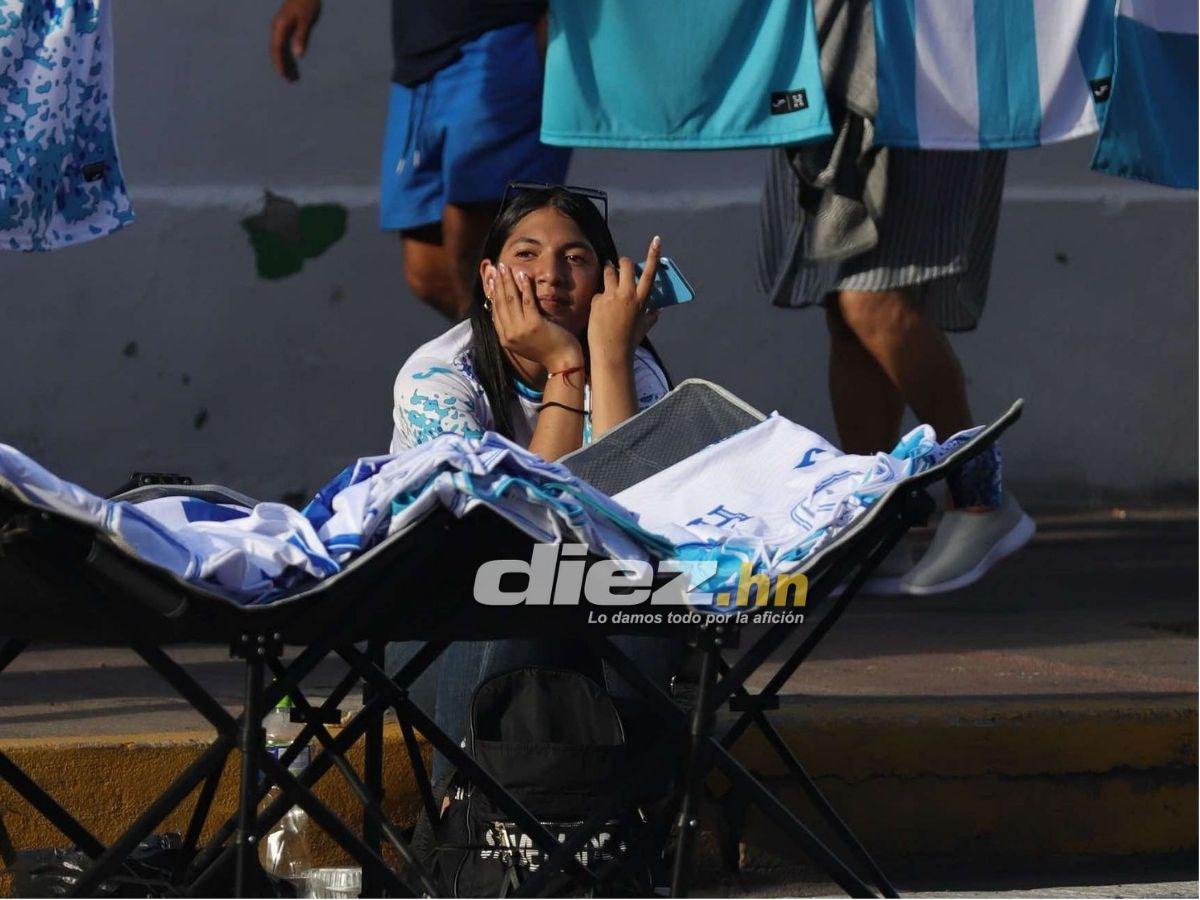 Ambientazo en el Nacional: Famosos, señor cautiva con curioso gorro y chicas enamoran en el Honduras-Jamaica