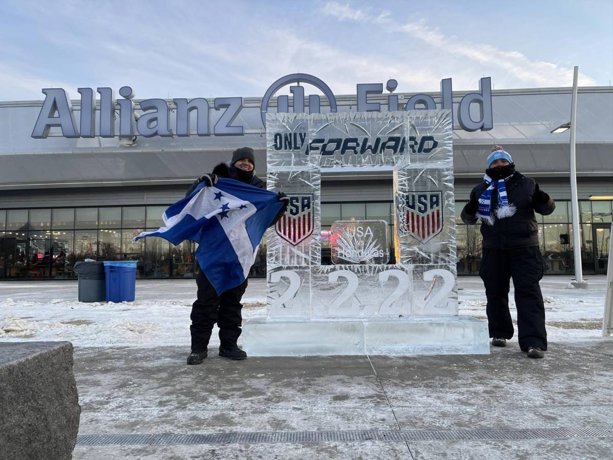 Varios aficionados hondureños han llegado al Allianz Field a apoyar a la “H”.