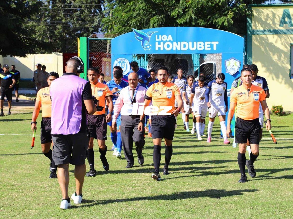 ¡Con fuegos artificiales! Victoria y Olancho abrieron el telón del Clausura 2025 y dos chicas bellas cautivaron en Olanchito