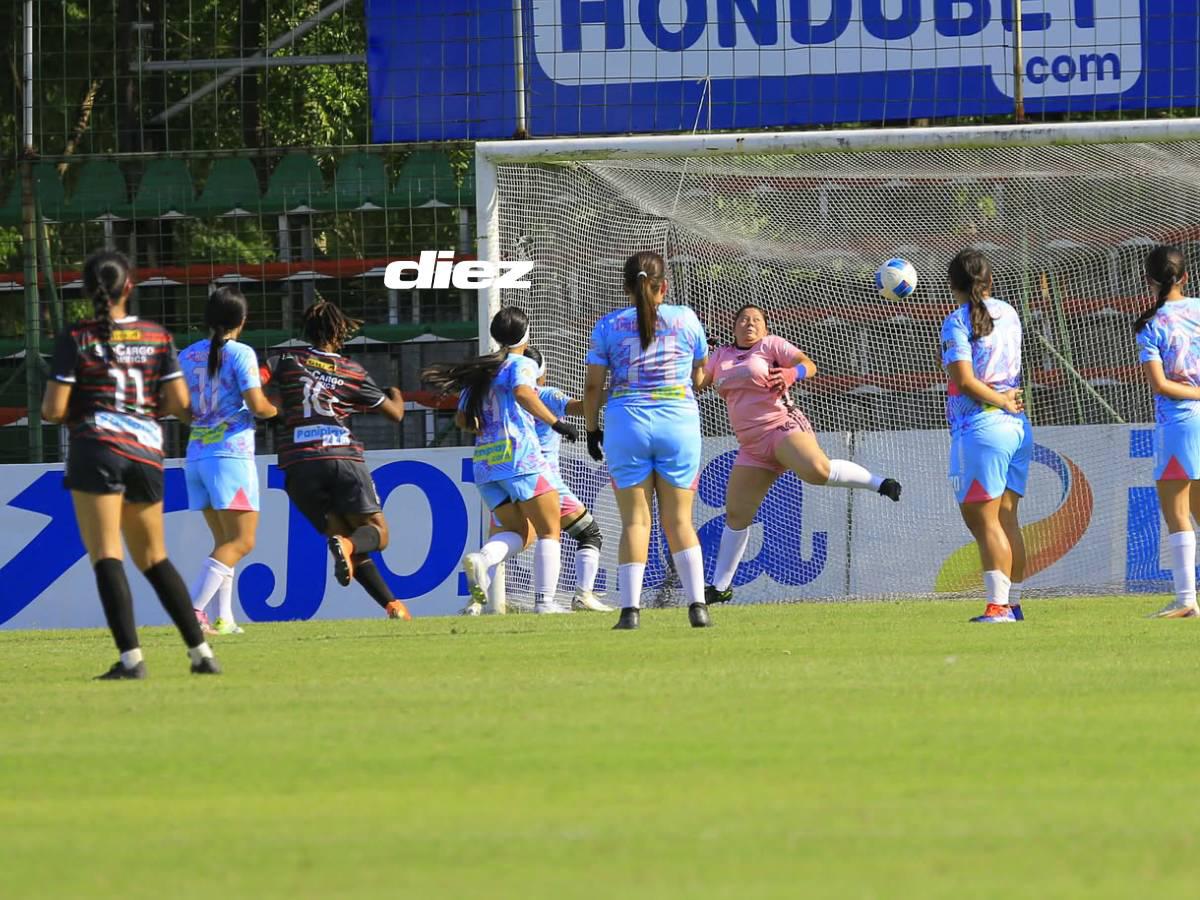 Momento de uno de los dos goles anotados por la verdolaga Katherine Mejía.