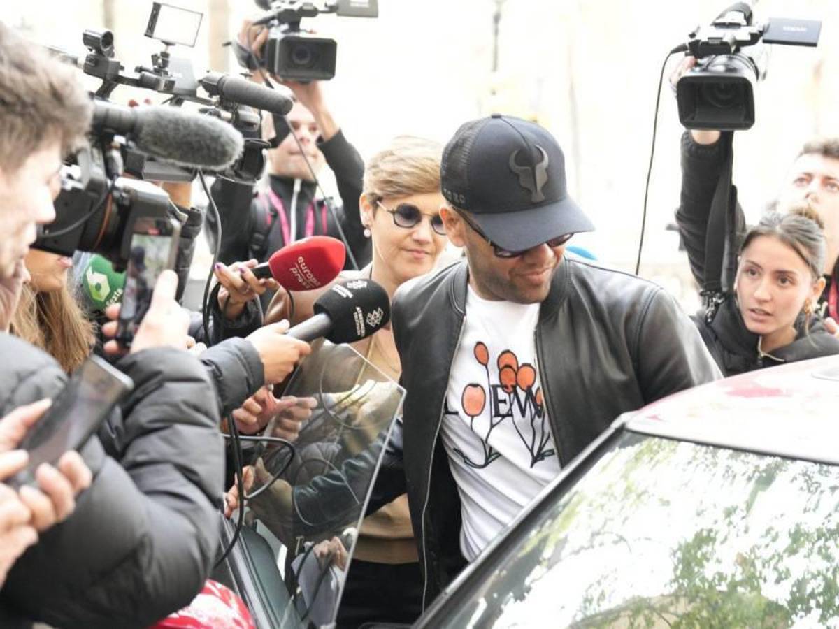 La decisión que Dani Alves tomó con el papá de Neymar luego de quedar en libertad: “Ya lo devolvió”