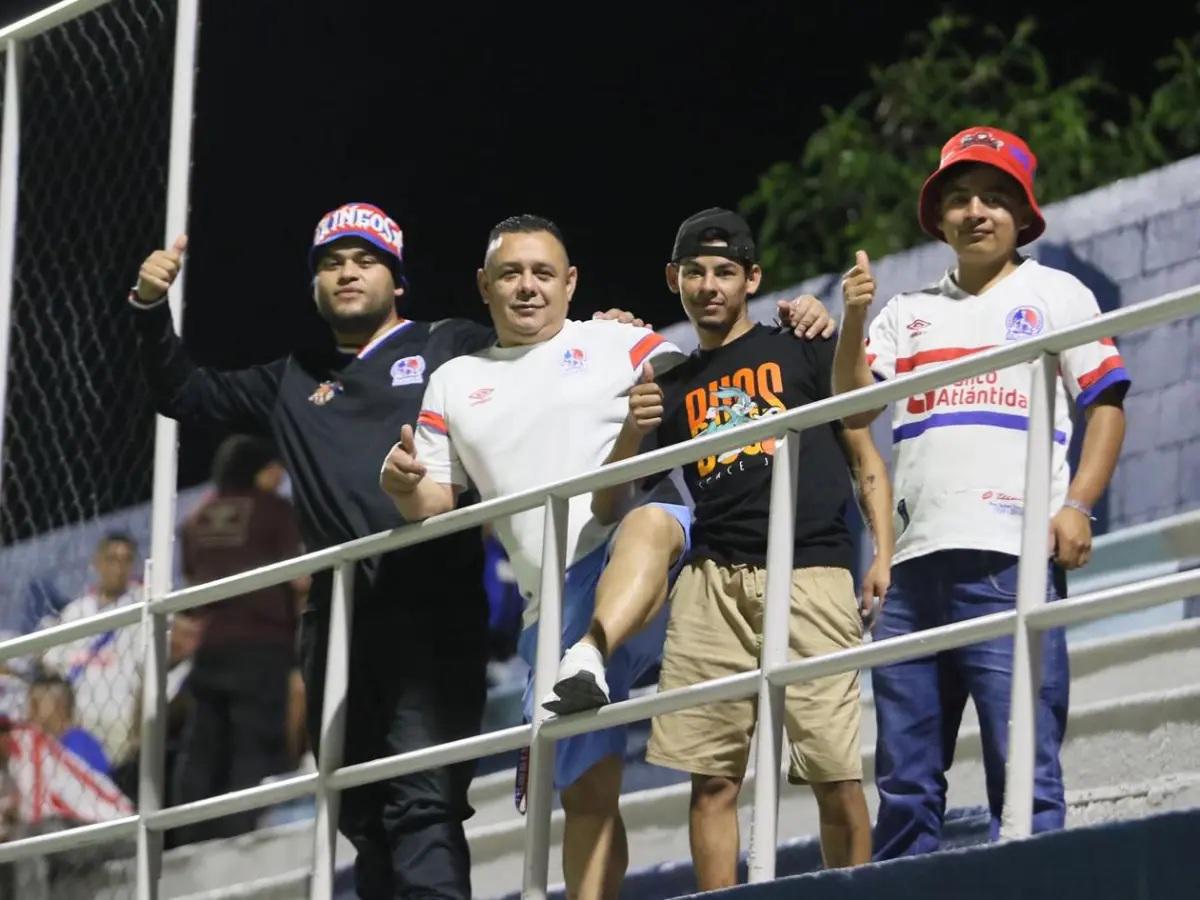 Michaell Chirinos se lleva tremendo beso de otro jugador, el inesperado salvador y homenaje a Orinson Amaya