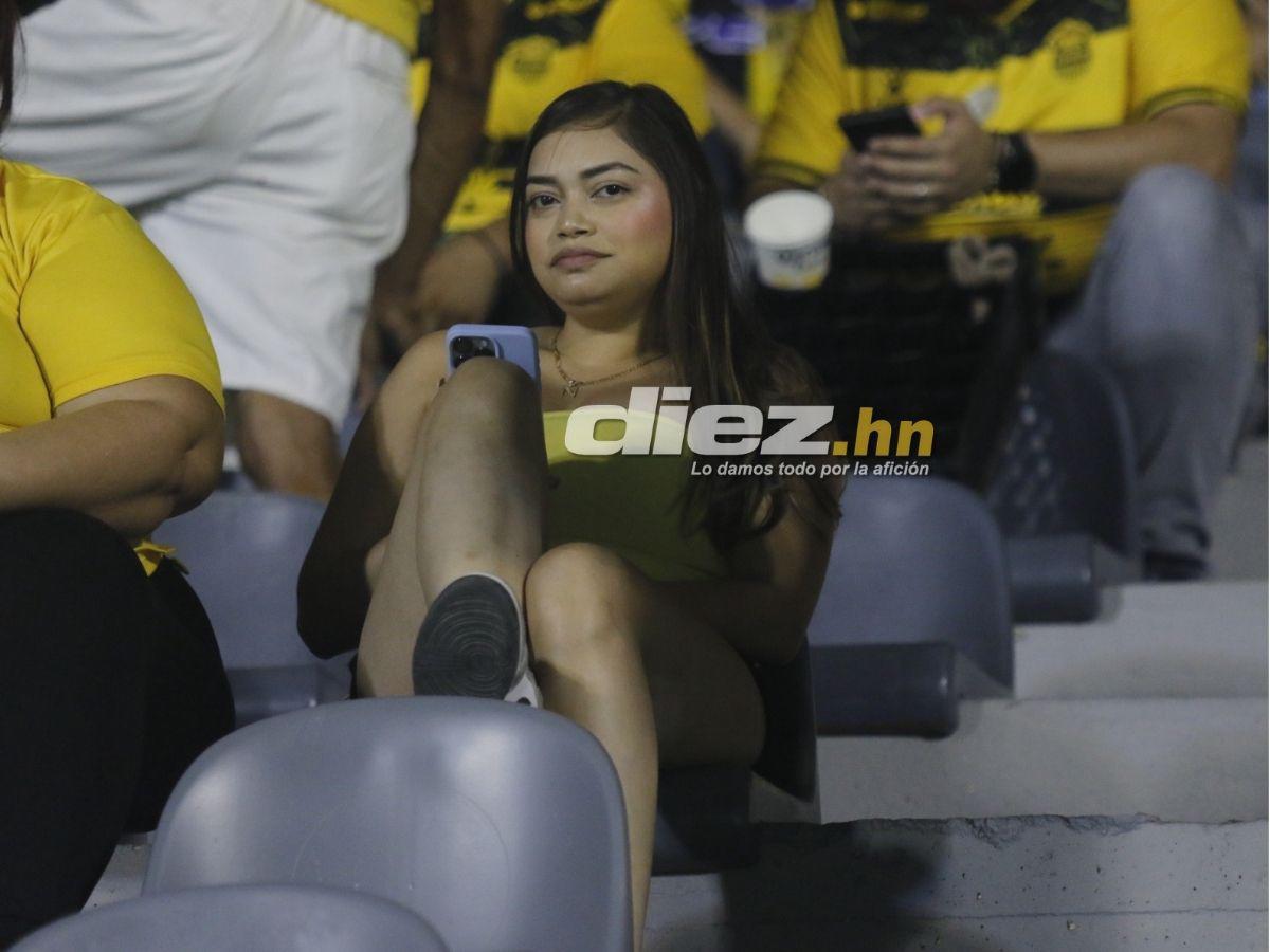 Afición del Real España sorprende con gigantesca manta, Blackburn silenció el Morazán y las bellas chicas