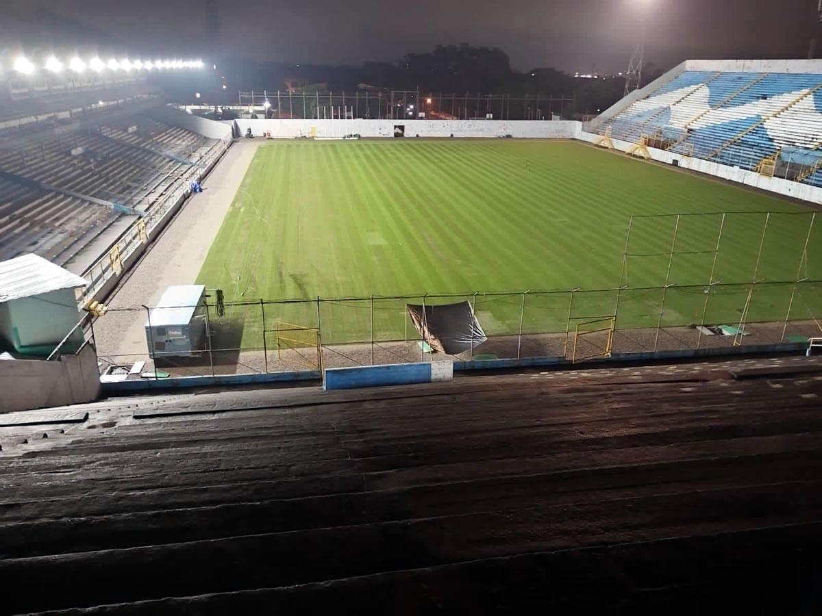 Estadio Morazán, en malas condiciones tras millonaria inversión: así de deteriorada luce la nueva cancha