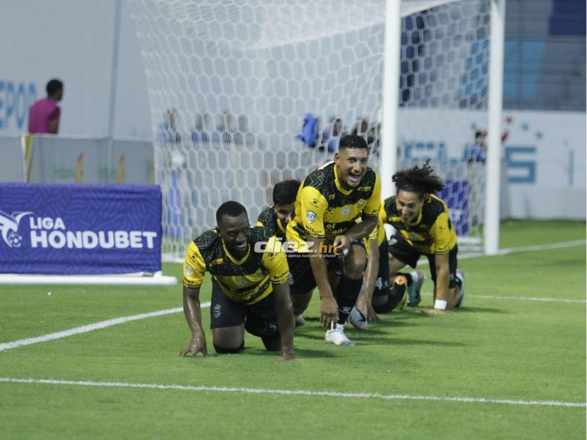 Barra de Real España sacó espectacular manta, chica bella robó suspiros y agarrón de Héctor Vargas con “La Máquina”