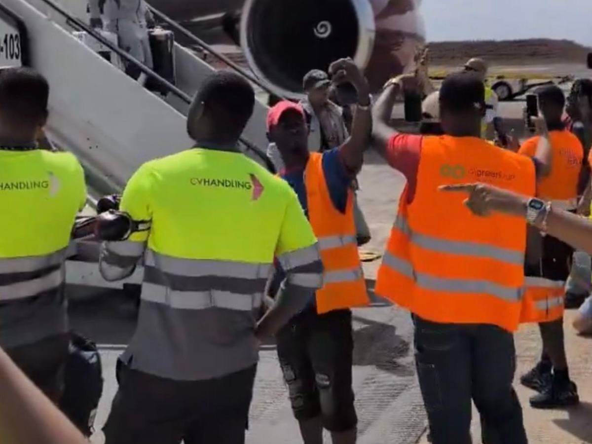 Vozinha aprovechó de su fama: así recibieron a Cabo Verde tras el histórico mundial
