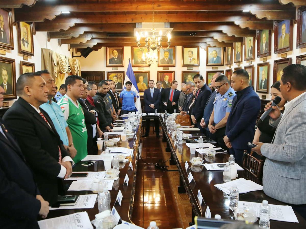 Barras de Olimpia, Motagua, Real España y Marathón firman acuerdo de paz en el Congreso Nacional para frenar la violencia