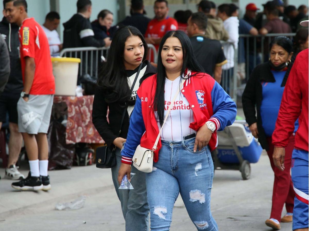 ¡Te vas a enamorar! Chicas bellas del Olimpia y América causan furor en el Estadio Nacional por Concacaf