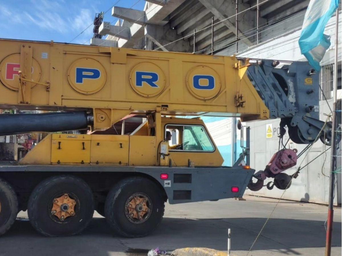Grúa de 90 toneladas se instala en el Estadio Nacional para levantar el moderno techo en sol centro