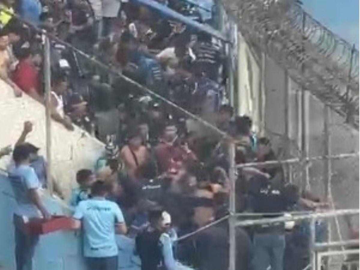 ¡Golpes y heridos! Así fue el zafarrancho de la barra del Motagua en sol norte del Estadio Nacional