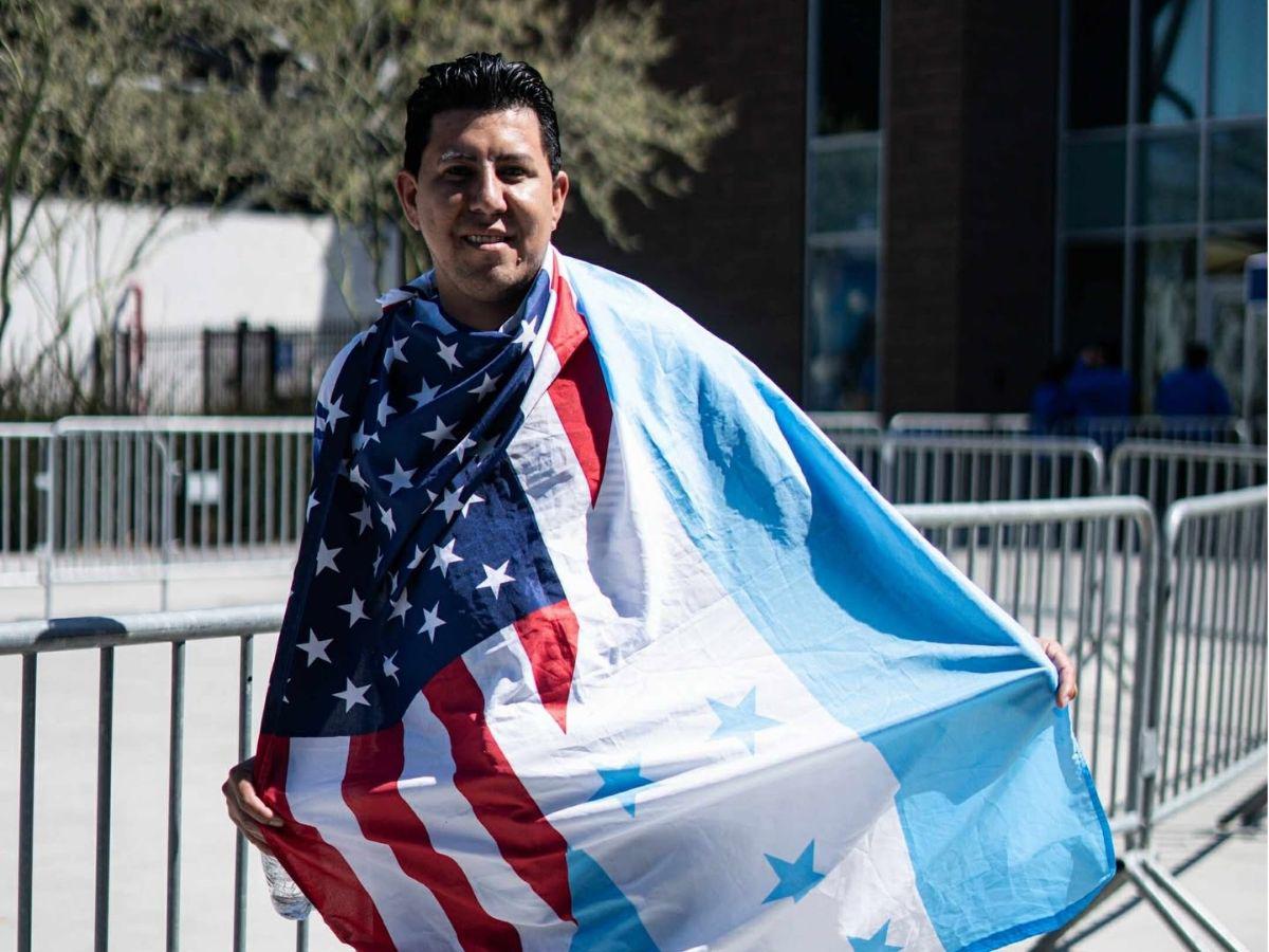 Carrazo con la bandera de Honduras, la loca pancarta, el gringo-catracho, Real España presente y la fiesta en California