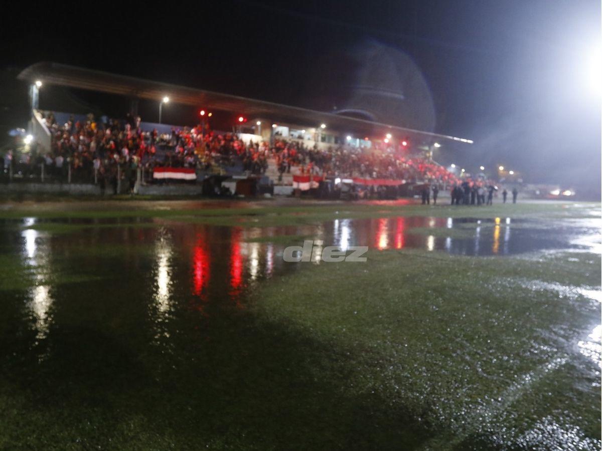La lluvia azotó la finalísima en Siguatepeque: los locos del Independiente bajo el agua y la cancha parecía río