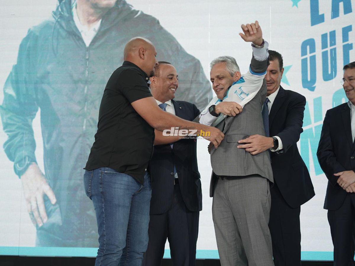 Ovación total a Reinaldo Rueda, el show de Polache, el exjugador que acompañó al DT de Honduras y el curioso obsequio al cafetero
