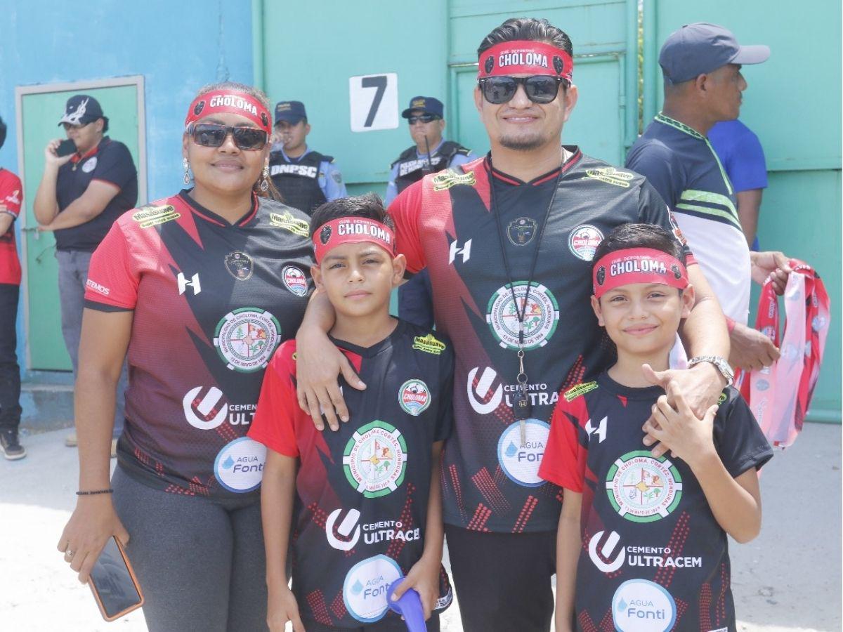 Bella chica causa furor en el Choloma vs Independiente, los famosos de la finalísima y la zarca que robó miradas