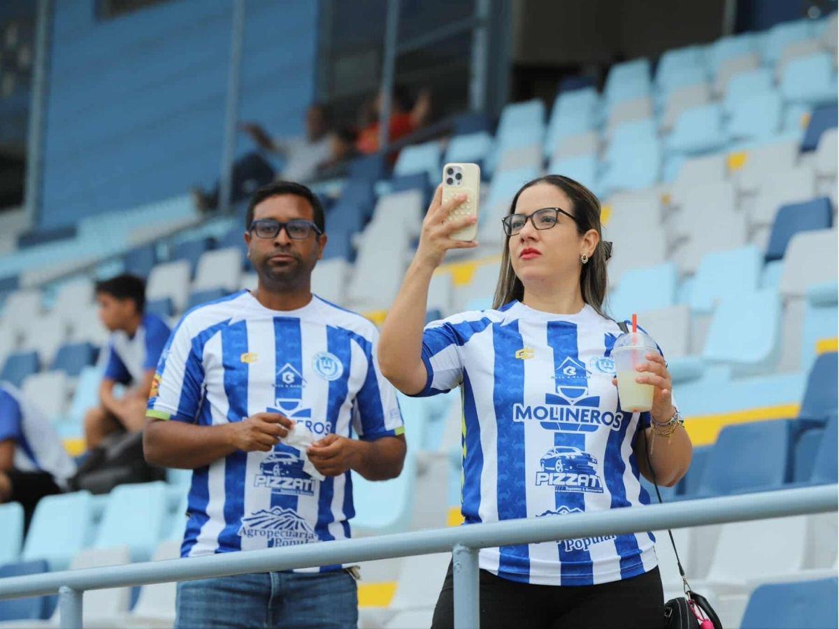 Chica de lentes enamoró, gestos tristes en Victoria tras goleada de Marathón y Messiniti con dedicatoria en La Ceiba