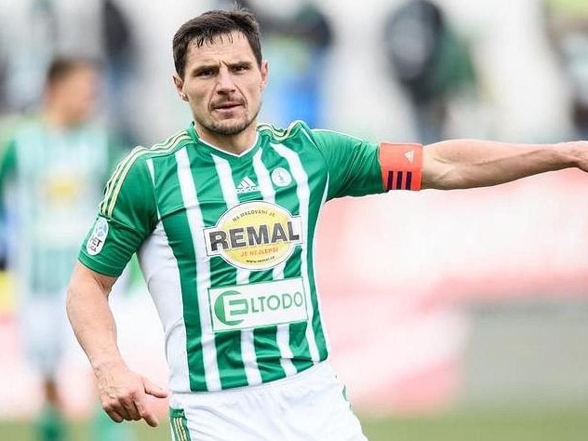 TOP: ¡Grandes y reconocidos futbolistas que siguen jugando a pesar de su avanzada edad y no lo sabías!