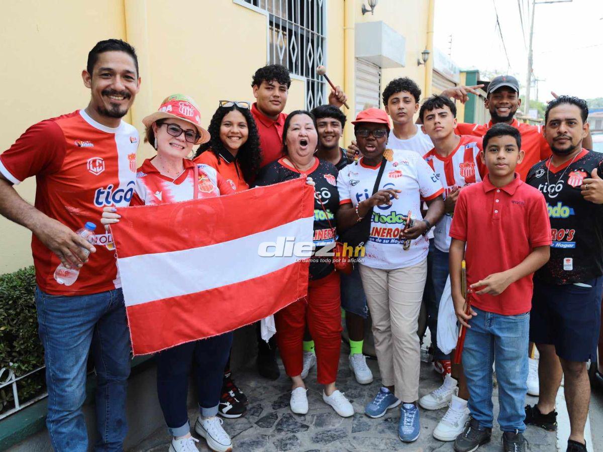 Marea Roja en La Ceiba, bellas hinchas del Vida invaden y aficionado se roba el show con extraño vestuario