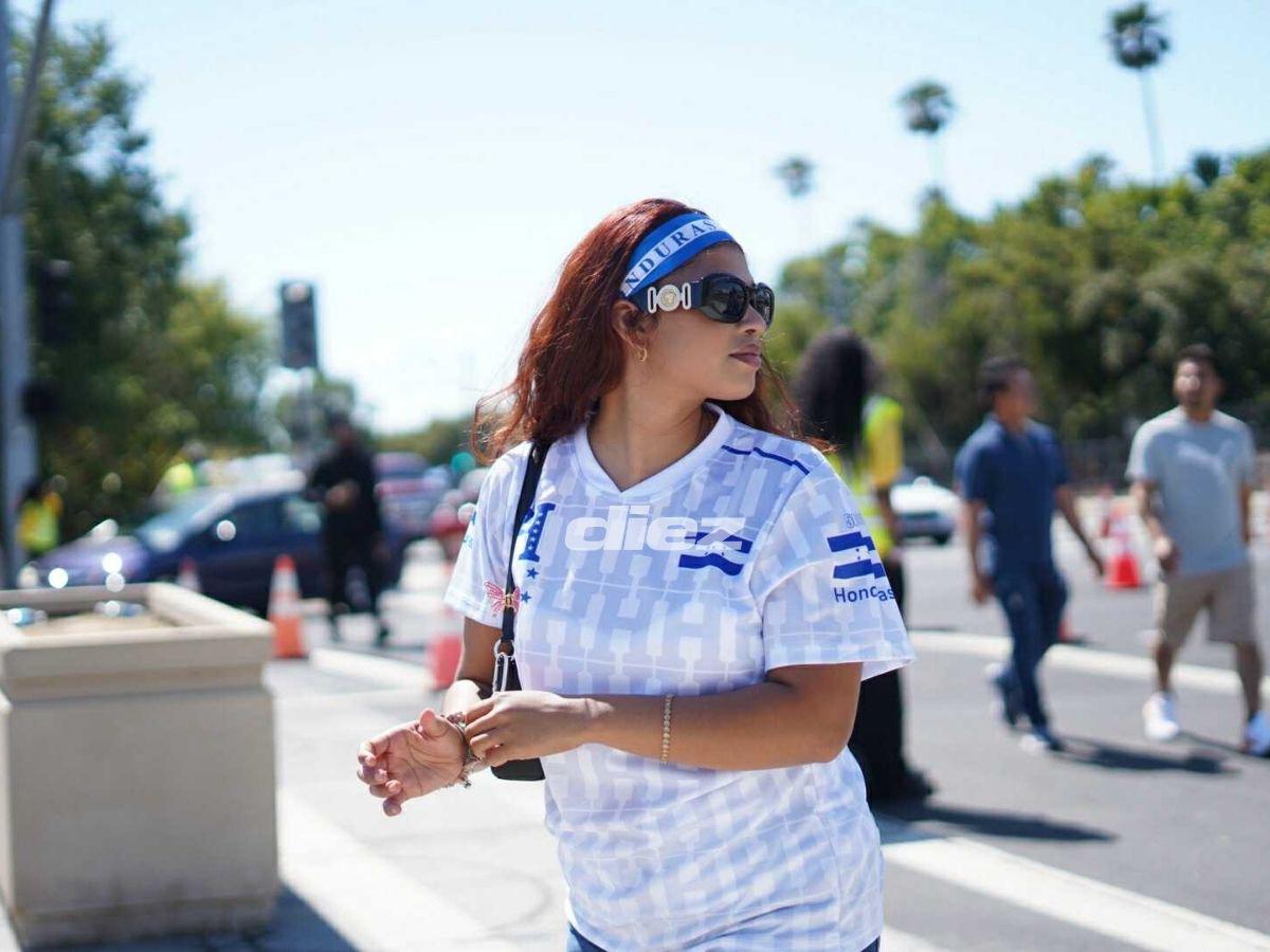 Superman hondureño sorprende, curiosa pancarta dedicada a Honduras, la guapa mexicana y, ¡no hay boletos!