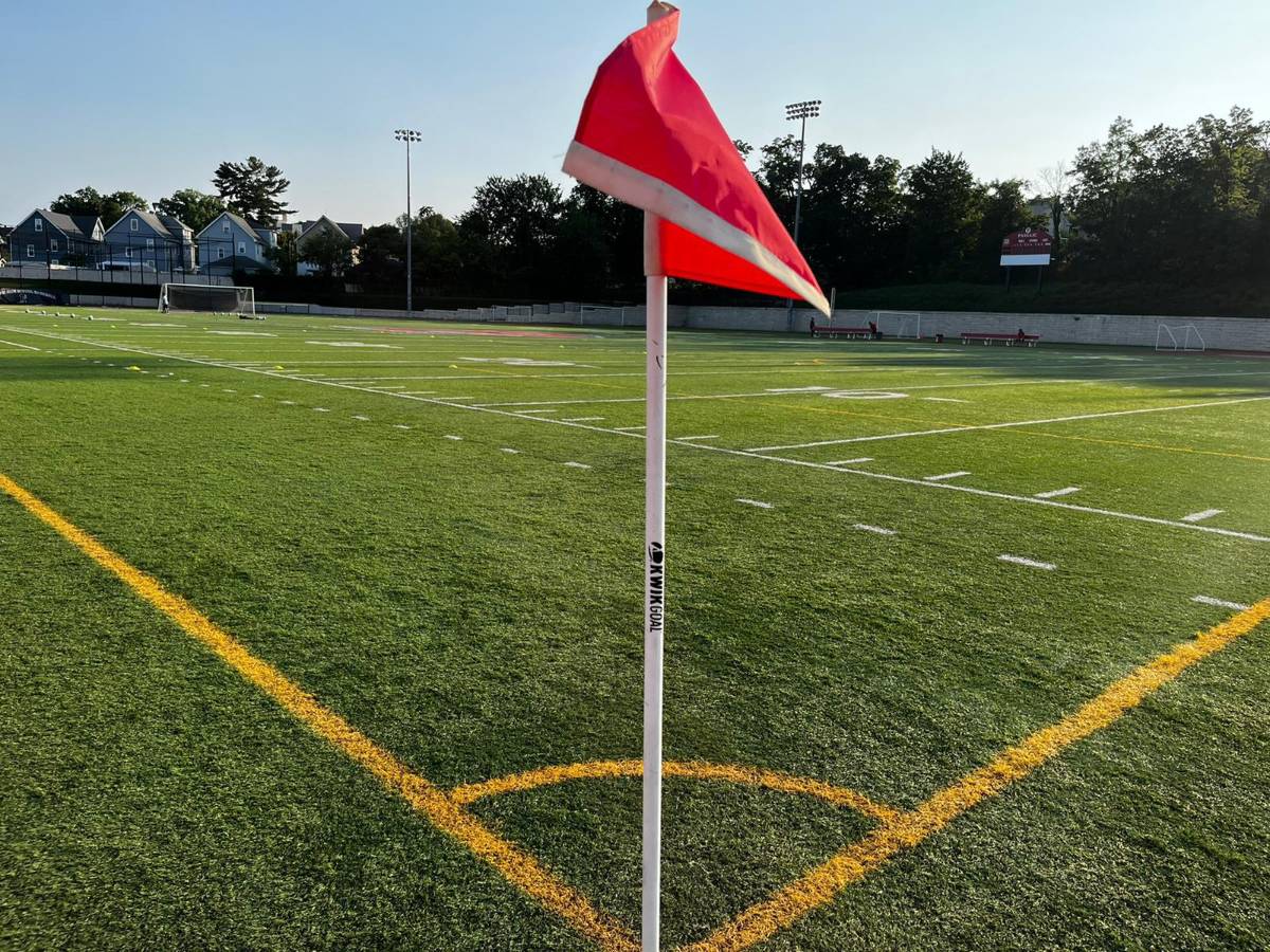 Alegría y ambiente inigualable entre hinchas de Olimpia en New Jersey; Kevin López aclamado por autógrafos en Comunicaciones