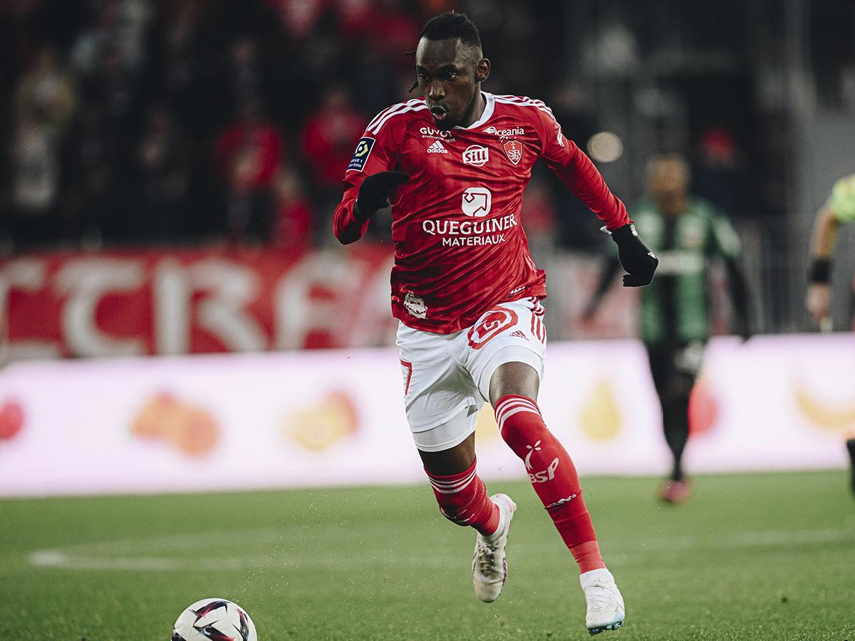 El hondureño Alberth Elis sufrió goleada con el Brest a manos del Montpellier en la Ligue 1 de Francia