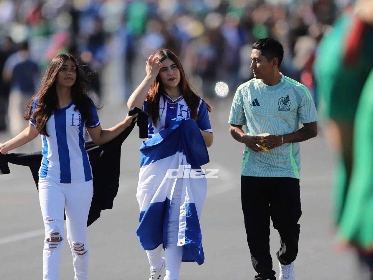 Superman hondureño sorprende, curiosa pancarta dedicada a Honduras, la guapa mexicana y, ¡no hay boletos!