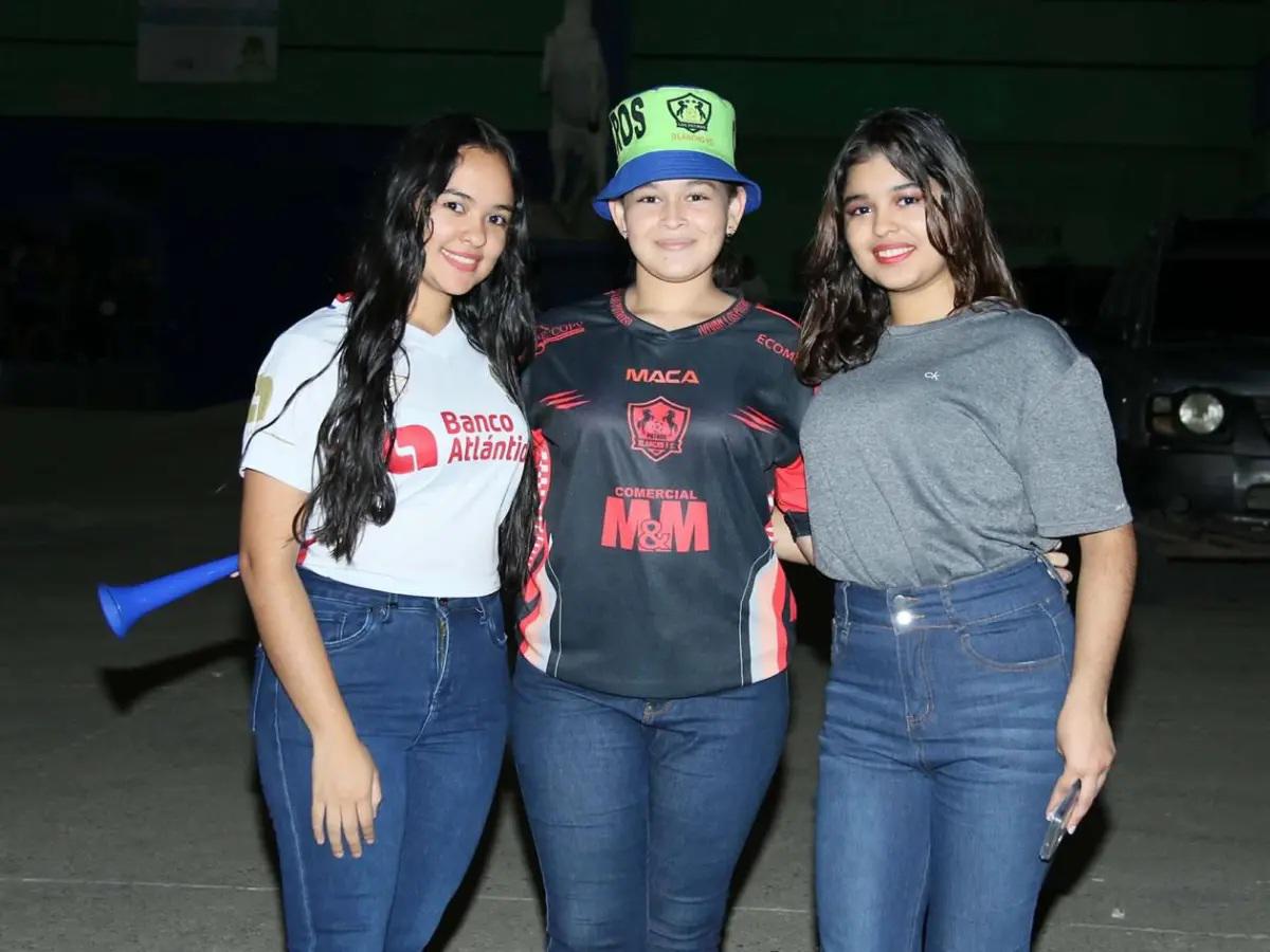 Michaell Chirinos se lleva tremendo beso de otro jugador, el inesperado salvador y homenaje a Orinson Amaya