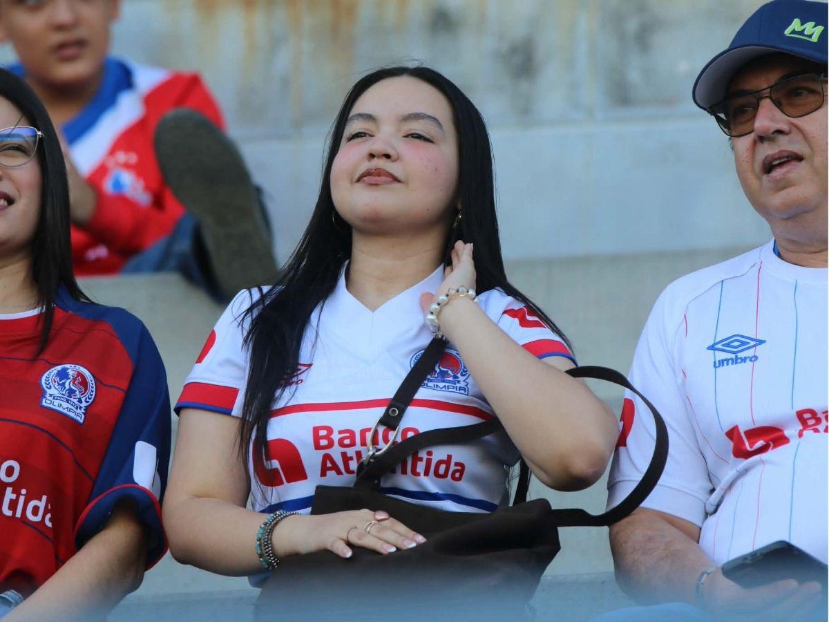 ¿Quién es el chele que debutó con Olimpia? Notición en el león antes de visitar al América y las dos nenas de azul que enamoraron