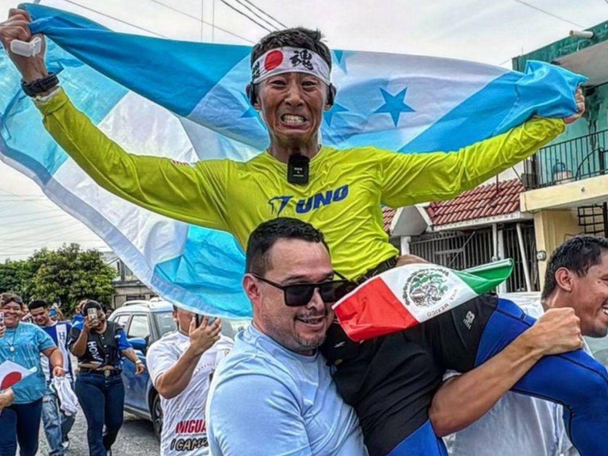 Alberth Elis sorprende a los niños de su pueblo y se une a Shin Fujiyama para reconstruir un kínder