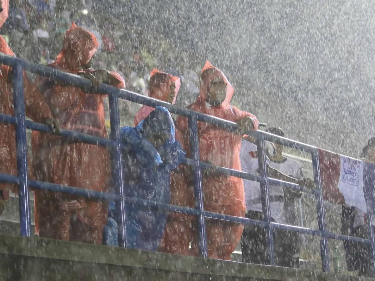 La polémica jugada de Olimpia que reclama Patón, diluvios en los estadios y las bellas modelos que se mojaron en Choluteca