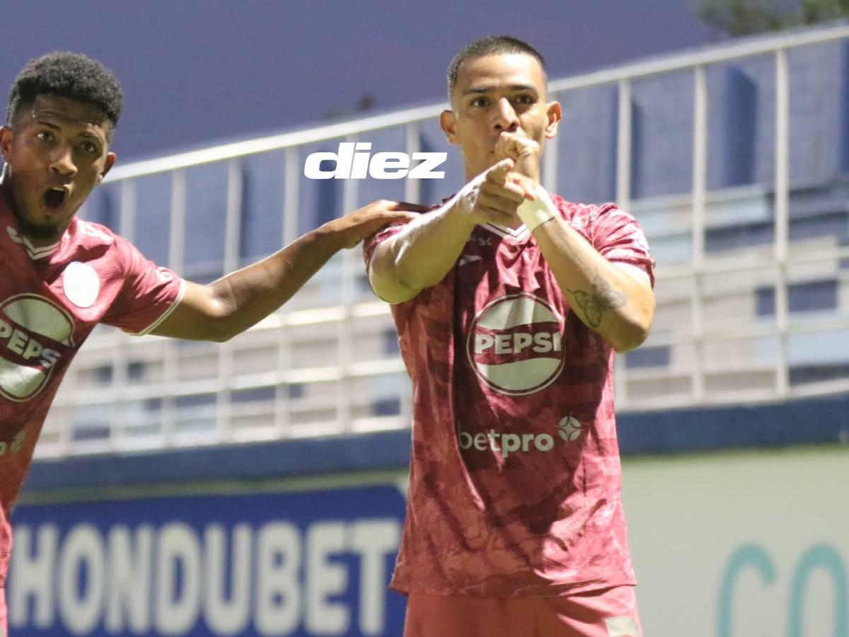 Alejandro Reyes celebrando el primer gol del encuentro.