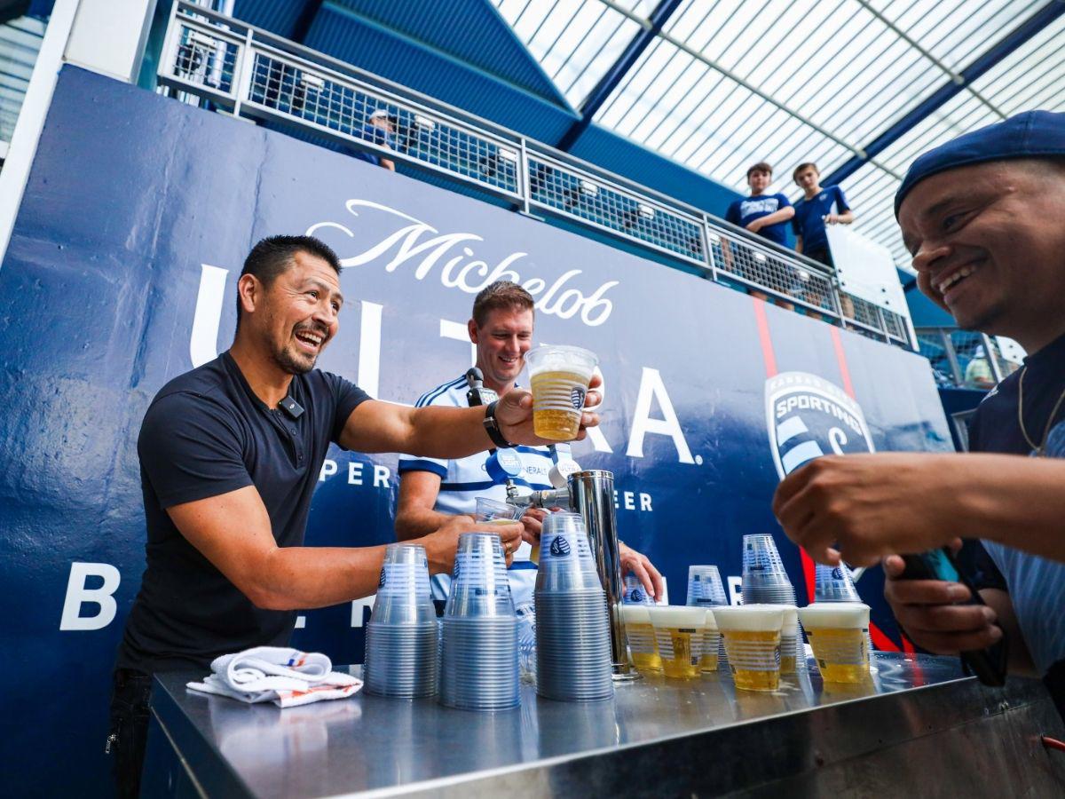 La memorable despedida del Sporting Kansas a Roger Espinoza; ¡el DT “rompió” el protocolo y repartieron cervezas!