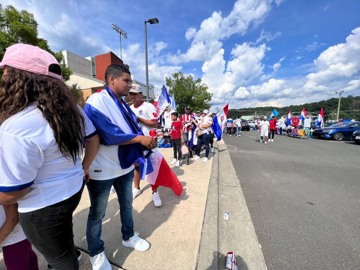 Belleza hondureña invade el Memorial Stadium de Durham para presenciar el amistoso Olimpia vs Comunicaciones
