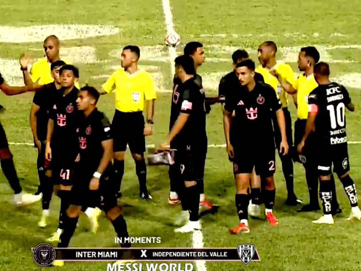 Los clubes de ambos equipos con uniformes similares.