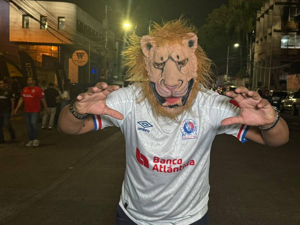 Regalo de la Ultra Fiel a los aficionados y largas filas: así se vive el Olimpia-Cartaginés