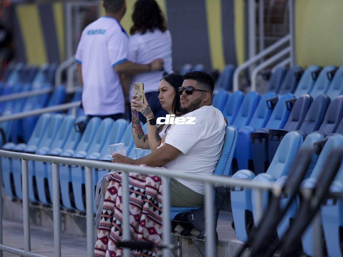 Carrazo con la bandera de Honduras, la loca pancarta, el gringo-catracho, Real España presente y la fiesta en California