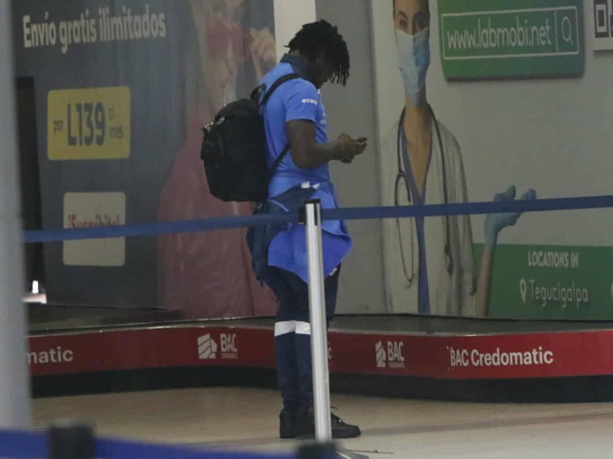 Con rostros serios y cabizbajos: así llegó la Bicolor a Honduras luego de perder en Nicaragua; ¿raparon a los debutantes?