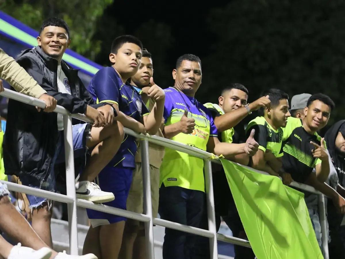 Michaell Chirinos se lleva tremendo beso de otro jugador, el inesperado salvador y homenaje a Orinson Amaya