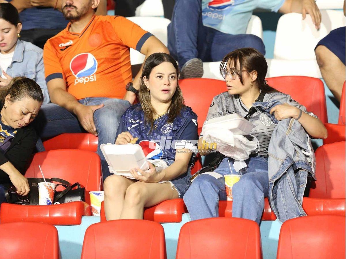 Chica de bolso rosado cautiva, las lindas hinchas del Motagua en el Nacional y novia de Auzmendi se hizo presente