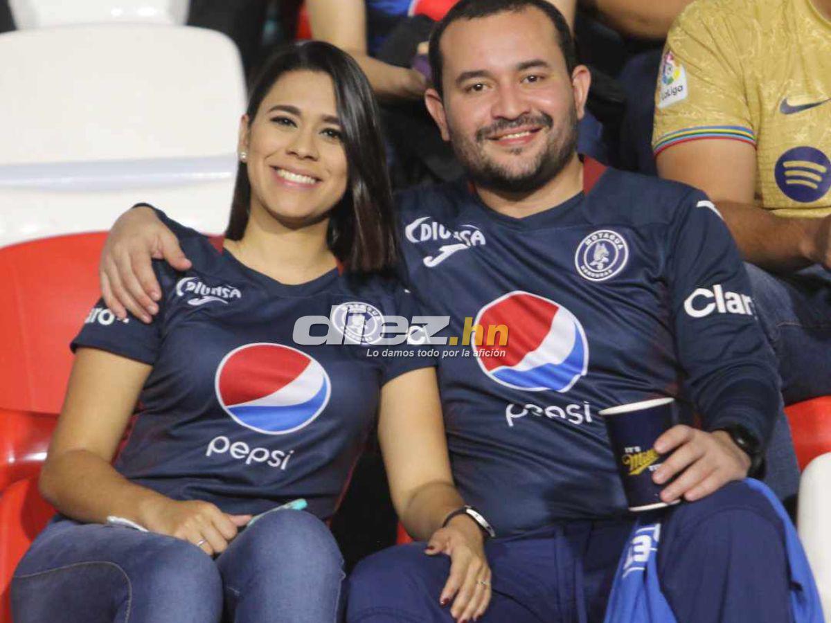 Las lindas parejas también aparecieron en el estadio Nacional de Tegucigalpa. FOTOS: Marvin Salgado | Alex Pérez.