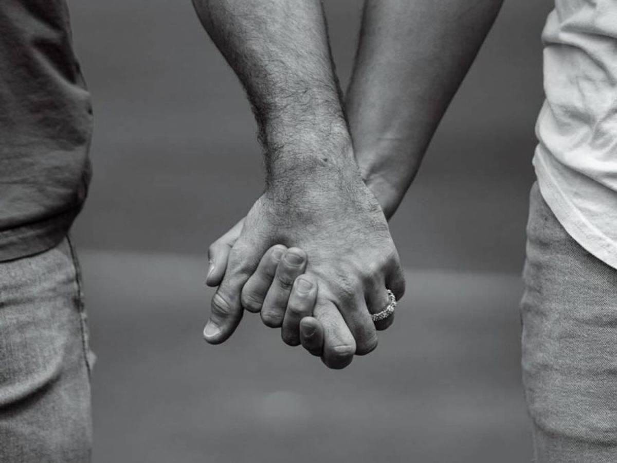 ¿Quién es? Futbolista le pide matrimonio a su novio en una cancha de fútbol; la postura de su equipo