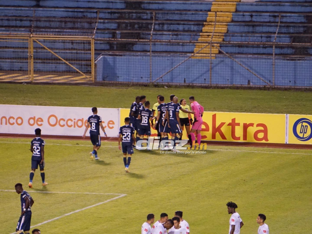Los jugadores del Motagua se fueron encima de la réferi asistente Shirley Perelló tras la decisión de señalar penal en favor de Olimpia. FOTO: Mauricio Ayala.