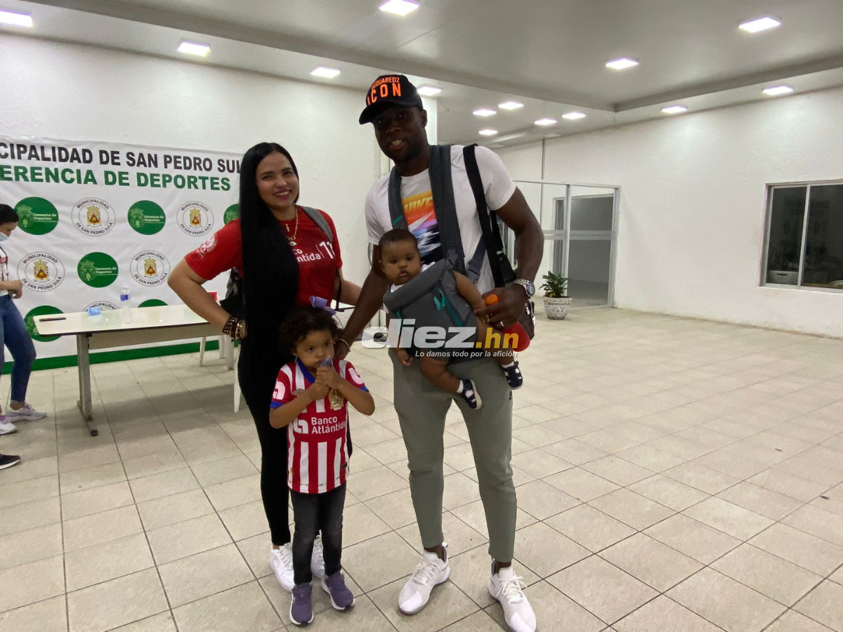 Yustin Arboleda con su familia en el Estadio Olímpico de San Pedro Sula.