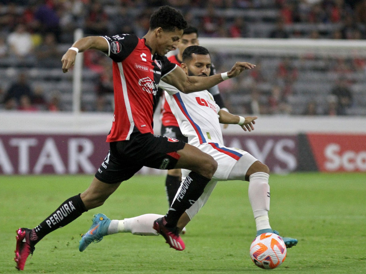 Ozziel Herrera intenta quitarse la marca de Jorge Álvarez en el mediocampo del Estadio Jalisco de Guadalajara.