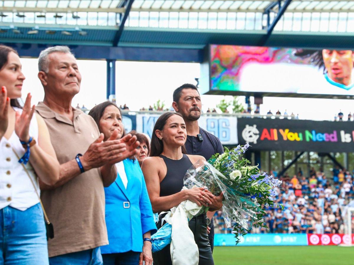 La memorable despedida del Sporting Kansas a Roger Espinoza; ¡el DT “rompió” el protocolo y repartieron cervezas!